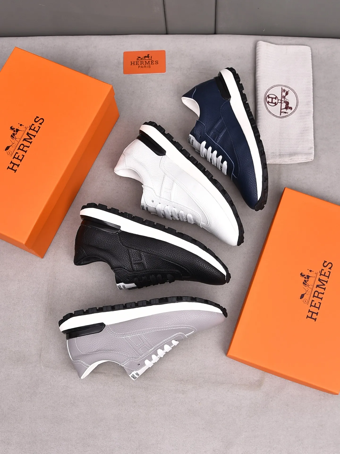 📛📛📛PPP420 (Hermes)🆕Men's color-blocked sneakers with textured calfskin details. Spliced ​​with original cowhide, this shoe draws inspiration from the equestrian world, integrating technical details and practical functions. Breathable sheep lining, original combination outsole, high-end quality, and every detail is perfectly combined! Size: 38-44 (45 can be customized)